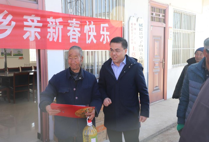 岁寒时节见真情  寒冬慰问暖人心
